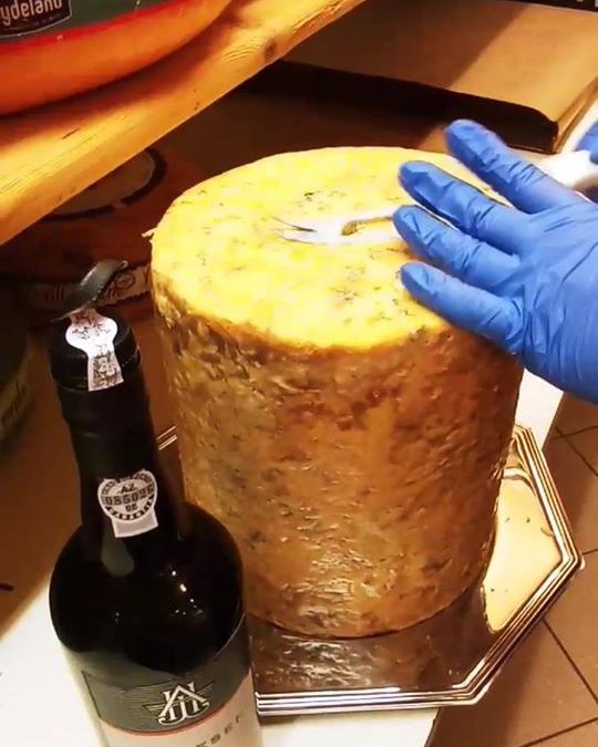 BLUE STILTON, dé KONING van de Engelse kazen. Hierbij vermengt de smaak van de P…